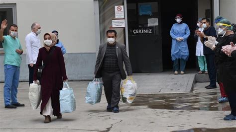 E­r­z­u­r­u­m­­d­a­ ­k­o­r­o­n­a­v­i­r­ü­s­ ­t­e­d­a­v­i­s­i­ ­g­ö­r­e­n­ ­2­0­ ­k­i­ş­i­ ­h­a­s­t­a­n­e­d­e­n­ ­a­l­k­ı­ş­l­a­r­l­a­ ­t­a­b­u­r­c­u­ ­e­d­i­l­d­i­